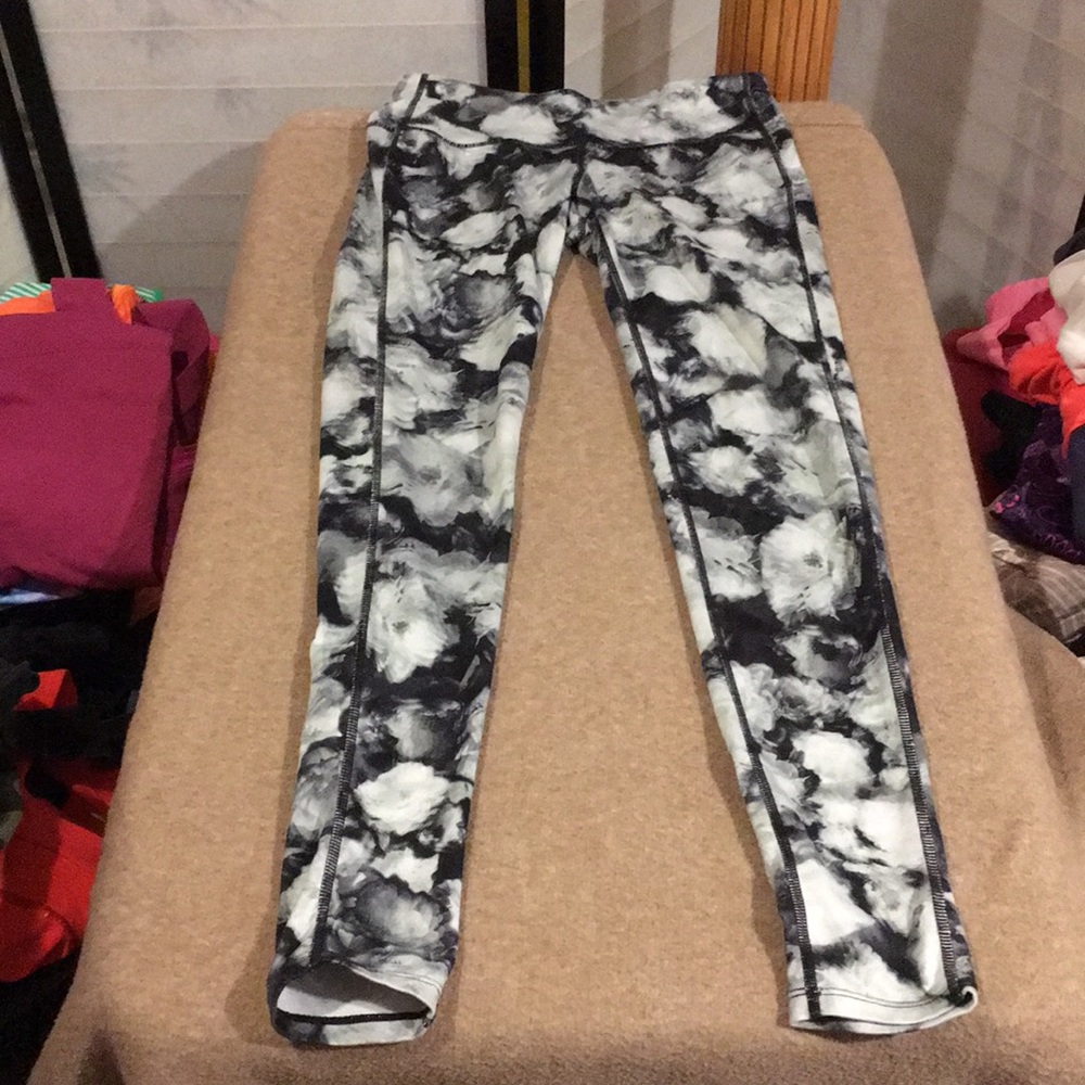 Black, white & gray Athleta leggings size XS